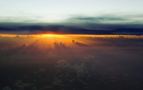 小孩发烧后眼睛突然肿起来了（小孩发烧后眼睛突然肿起来了怎么回事）